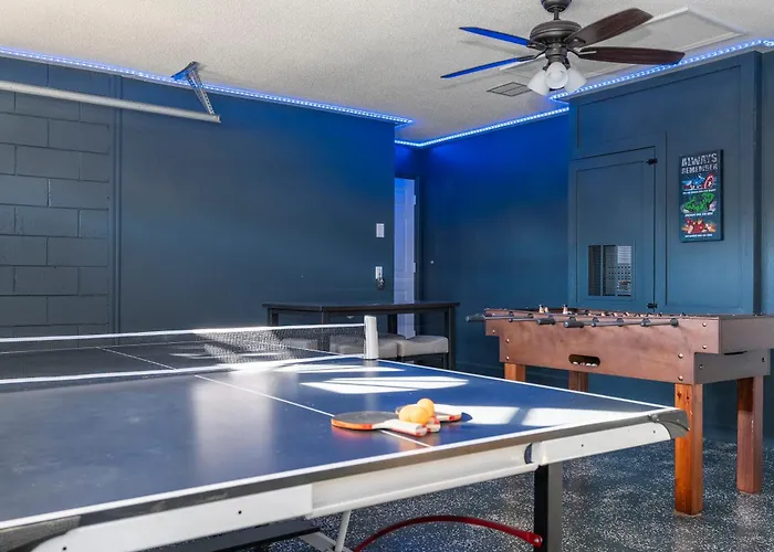 Magical 5-Bedroom Retreat W/ Pool, 3 Ensuite Bedrooms, Near Disney, And Internet!
