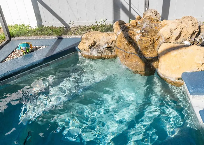 Magical 5-Bedroom Retreat W/ Pool, 3 Ensuite Bedrooms, Near Disney, And Internet!