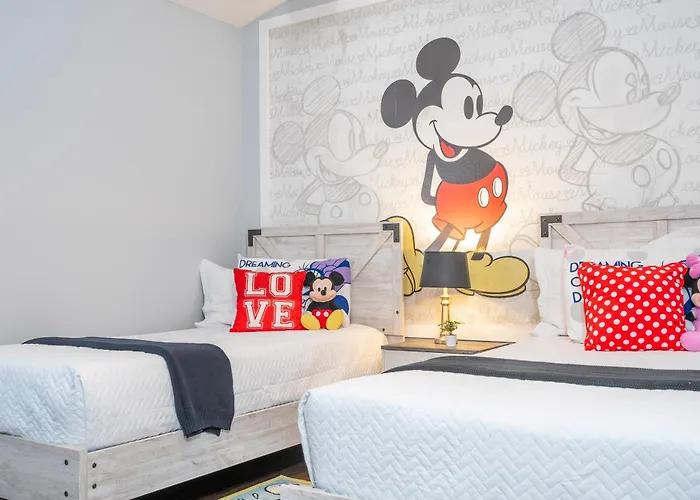 Magical 5-Bedroom Retreat W/ Pool, 3 Ensuite Bedrooms, Near Disney, And Internet!