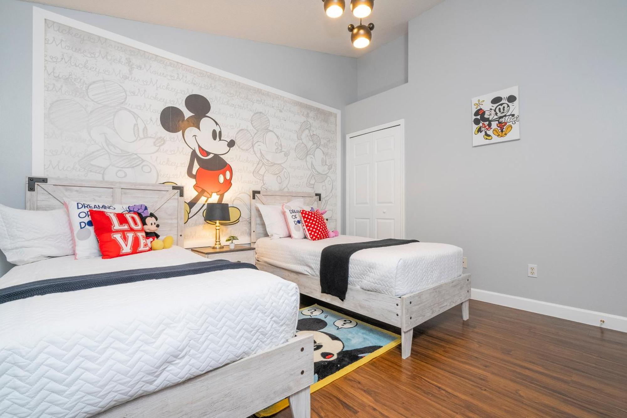 Magical 5-bedroom Retreat W/ Pool, 3 Ensuite Bedrooms, Near Disney, And Internet! *
