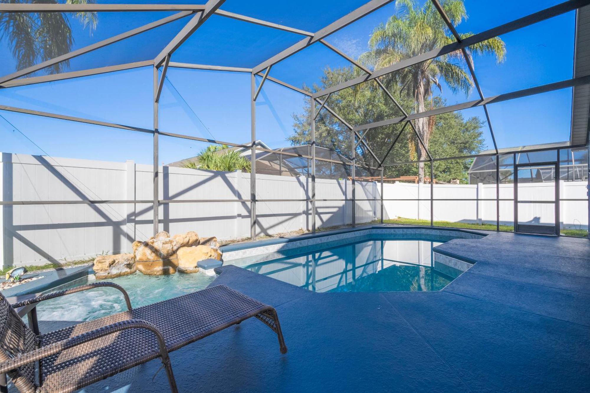 Magical 5-bedroom Retreat W/ Pool, 3 Ensuite Bedrooms, Near Disney, And Internet!