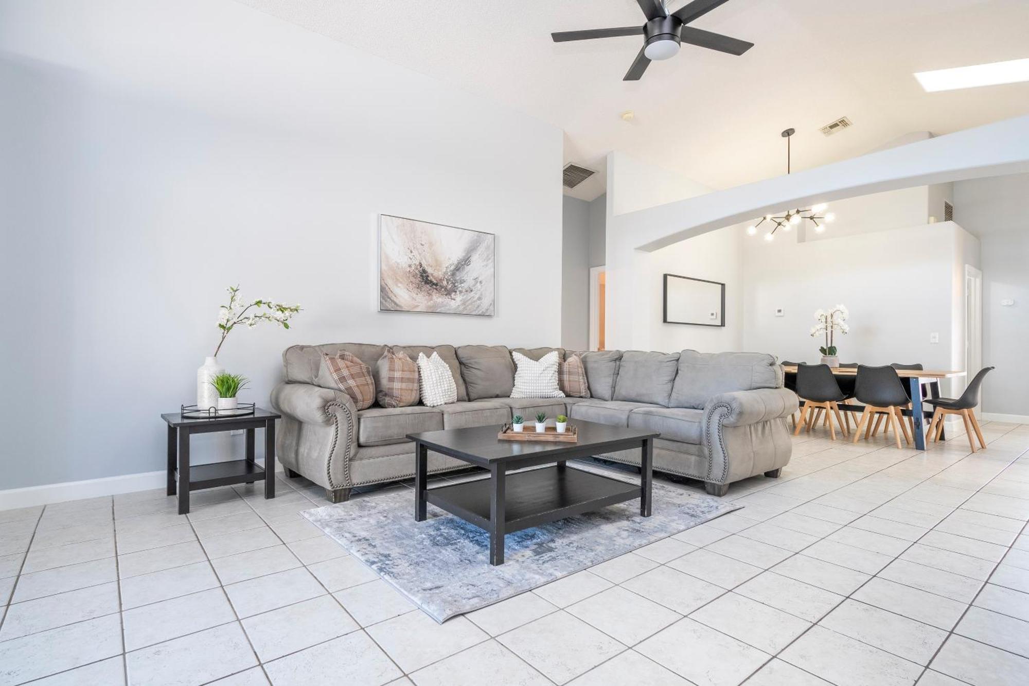 Magical 5-bedroom Retreat W/ Pool, 3 Ensuite Bedrooms, Near Disney, And Internet!