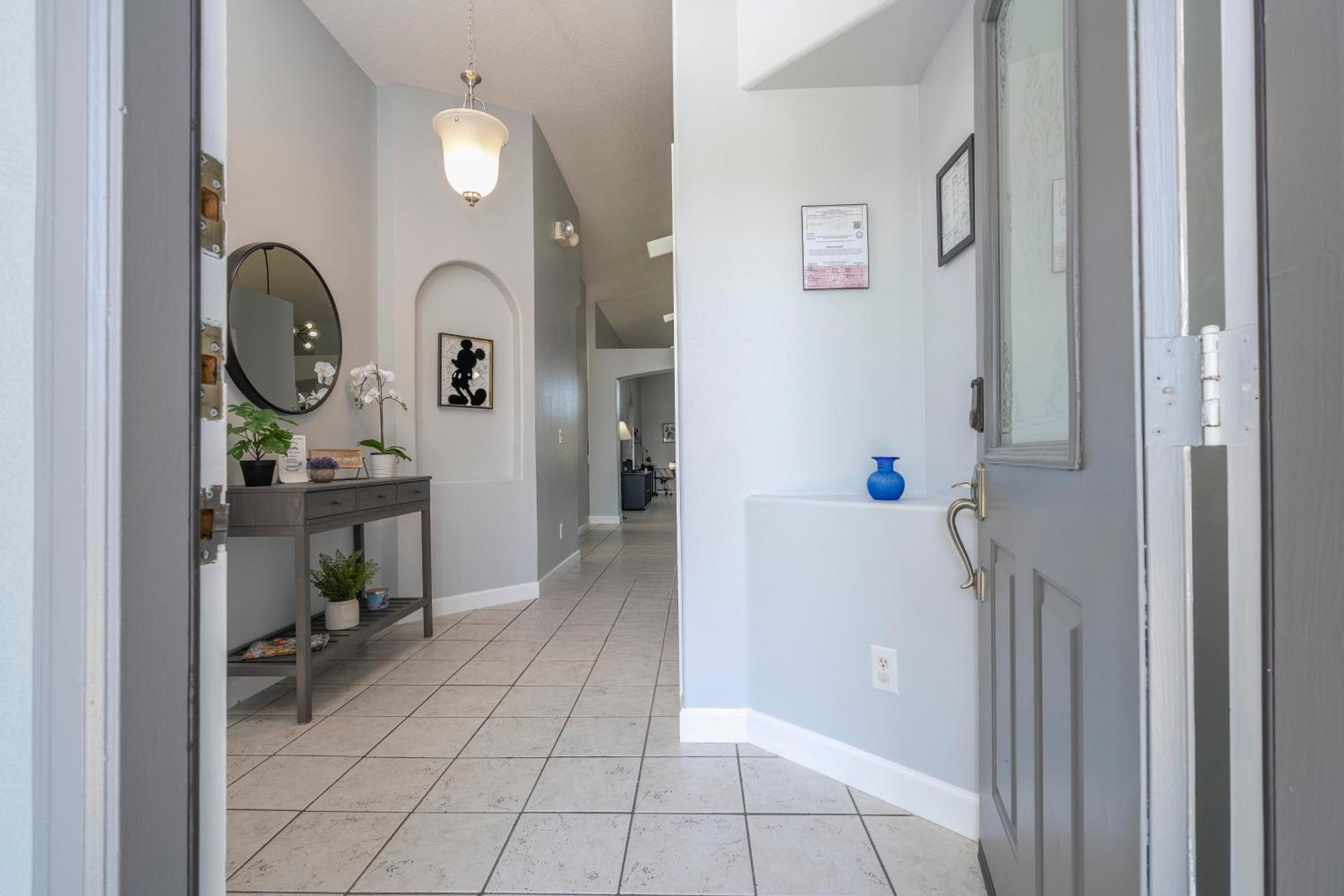 Magical 5-bedroom Retreat W/ Pool, 3 Ensuite Bedrooms, Near Disney, And Internet! Hébergement de vacances