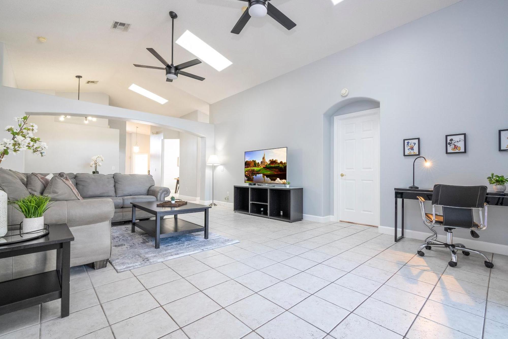 Magical 5-bedroom Retreat W/ Pool, 3 Ensuite Bedrooms, Near Disney, And Internet! Hébergement de vacances *