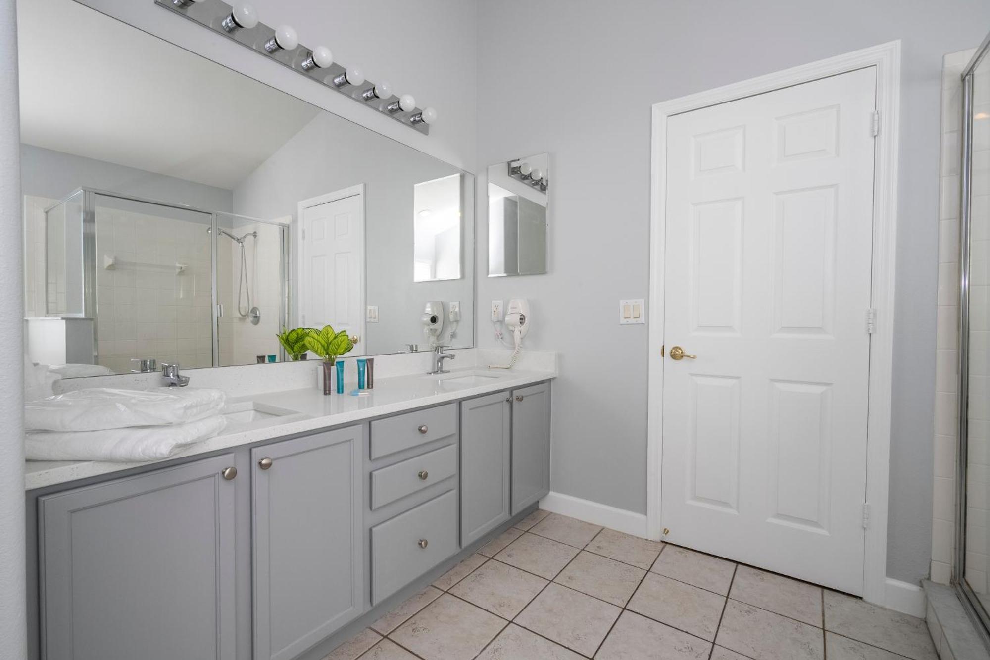 Magical 5-bedroom Retreat W/ Pool, 3 Ensuite Bedrooms, Near Disney, And Internet! * Kissimmee