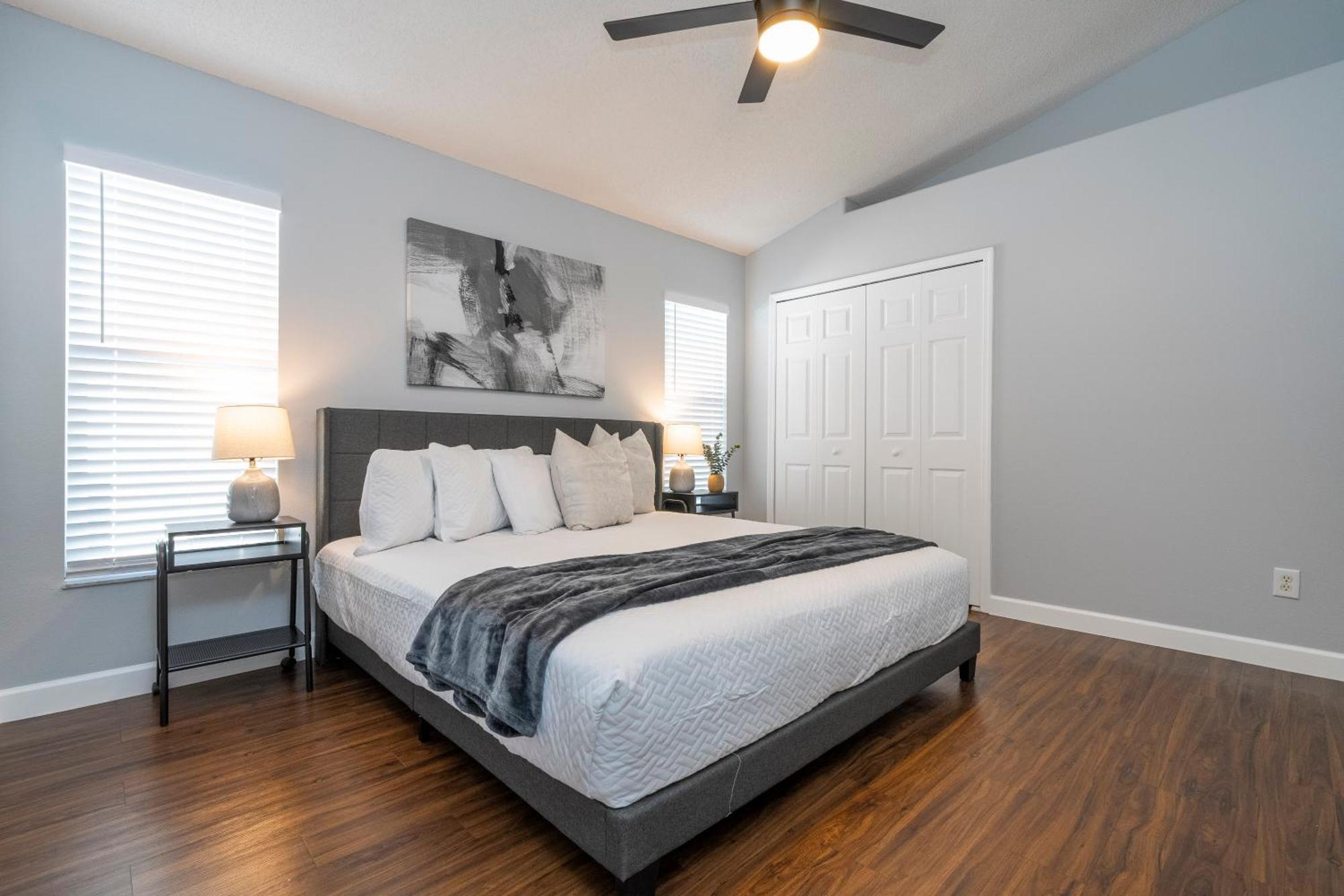 Magical 5-bedroom Retreat W/ Pool, 3 Ensuite Bedrooms, Near Disney, And Internet! Hébergement de vacances