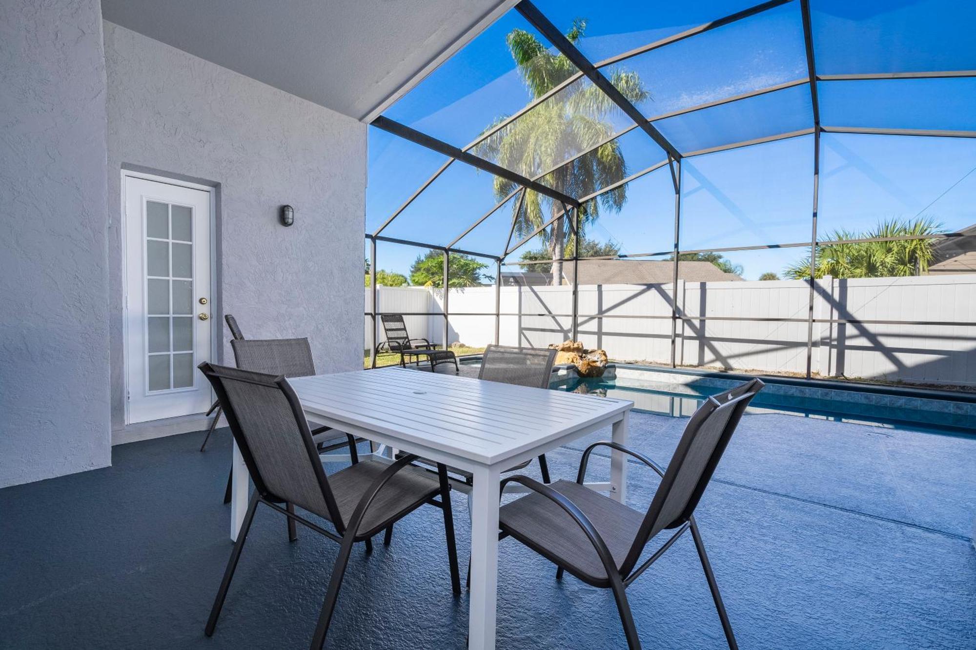 Magical 5-bedroom Retreat W/ Pool, 3 Ensuite Bedrooms, Near Disney, And Internet!