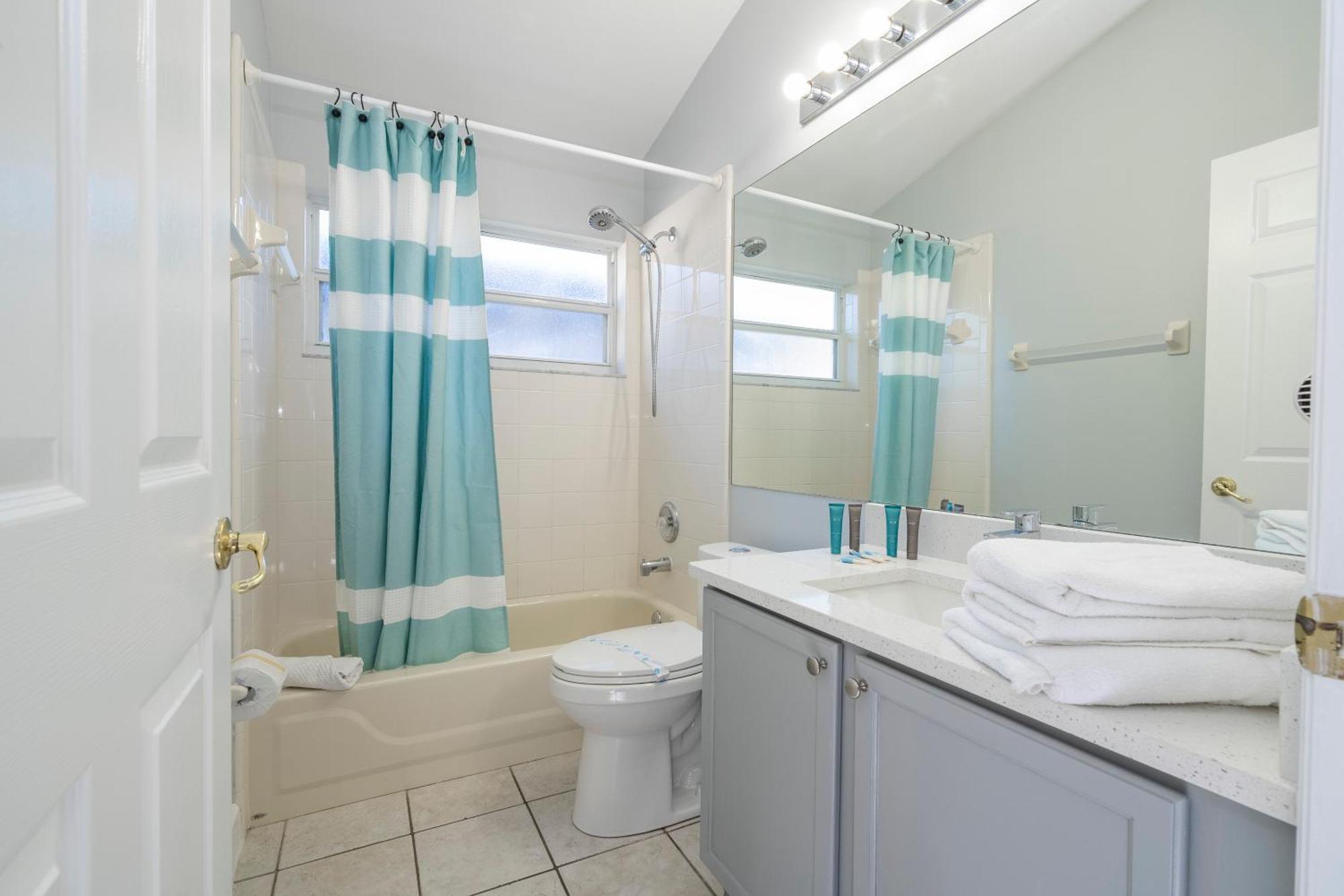 Magical 5-bedroom Retreat W/ Pool, 3 Ensuite Bedrooms, Near Disney, And Internet! Hébergement de vacances Kissimmee