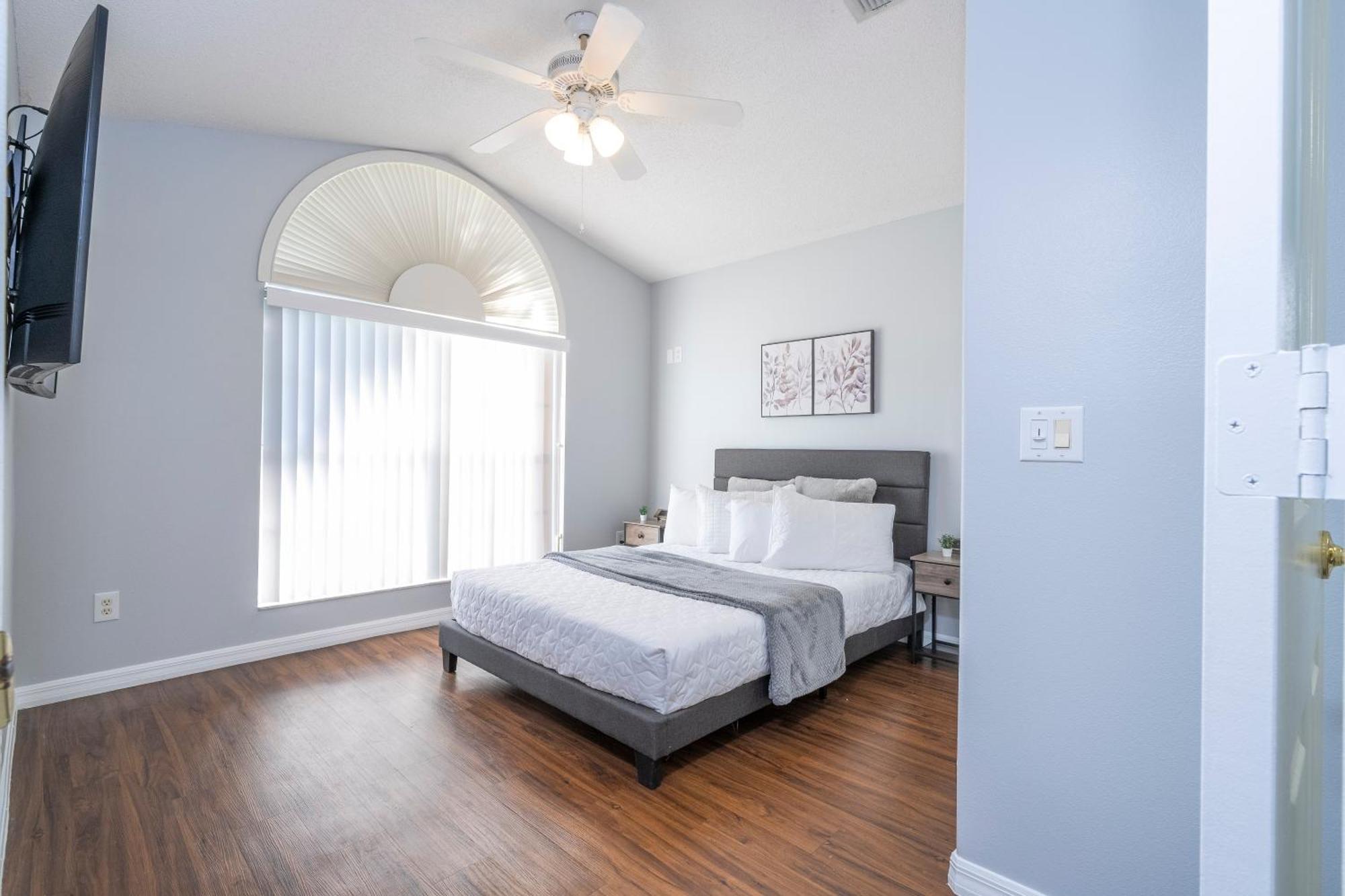 Magical 5-bedroom Retreat W/ Pool, 3 Ensuite Bedrooms, Near Disney, And Internet! Hébergement de vacances *